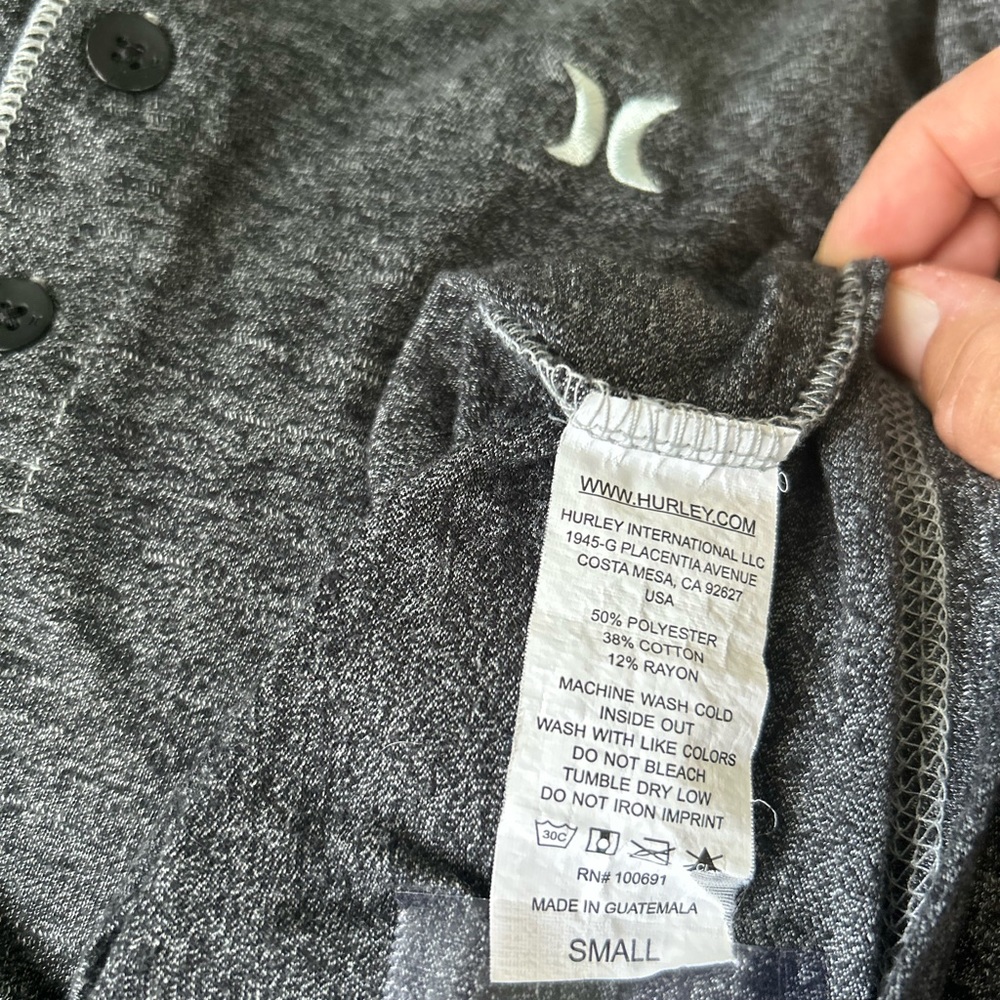 ** Men Hurley by Buckle - Grey LS 🔥🔥. Grey and lightweight. Sz small! - Picture 9 of 9